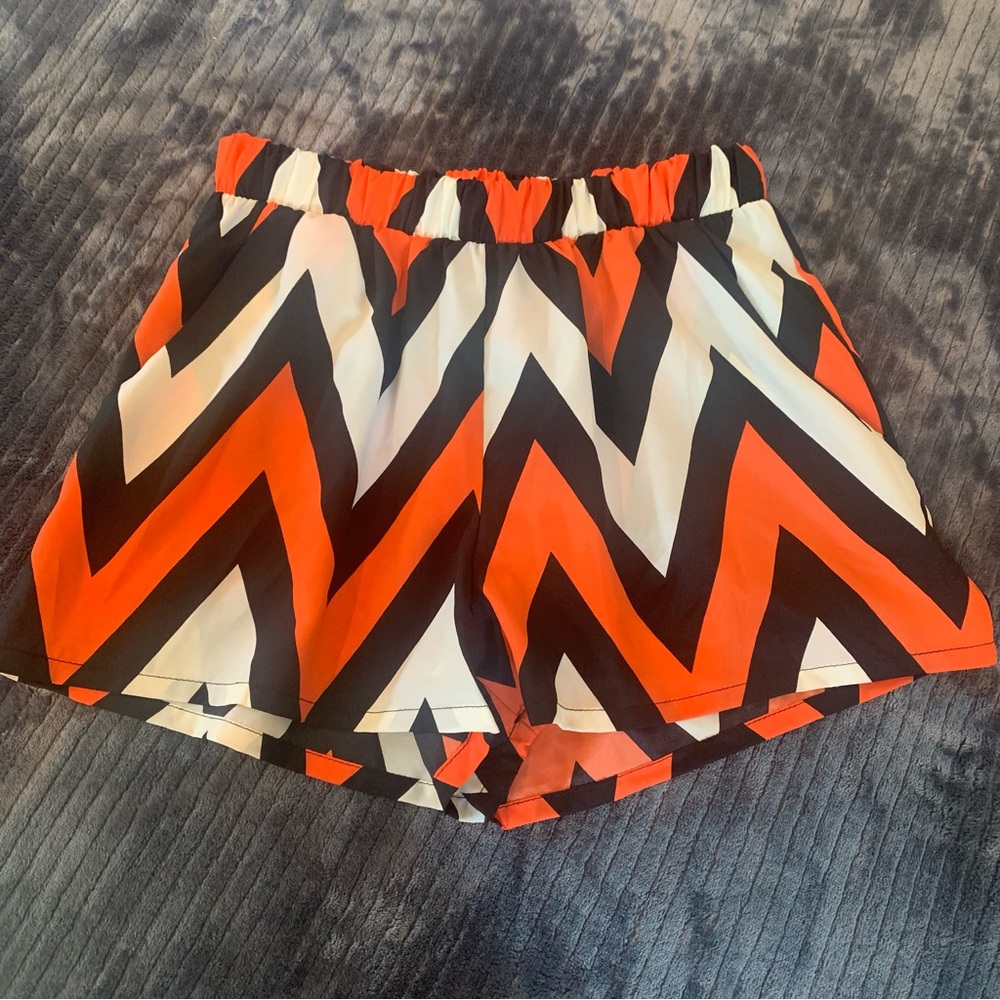 🏷️ Tyche Chevron Orange Black Summer Shorts Medium M POCKETS